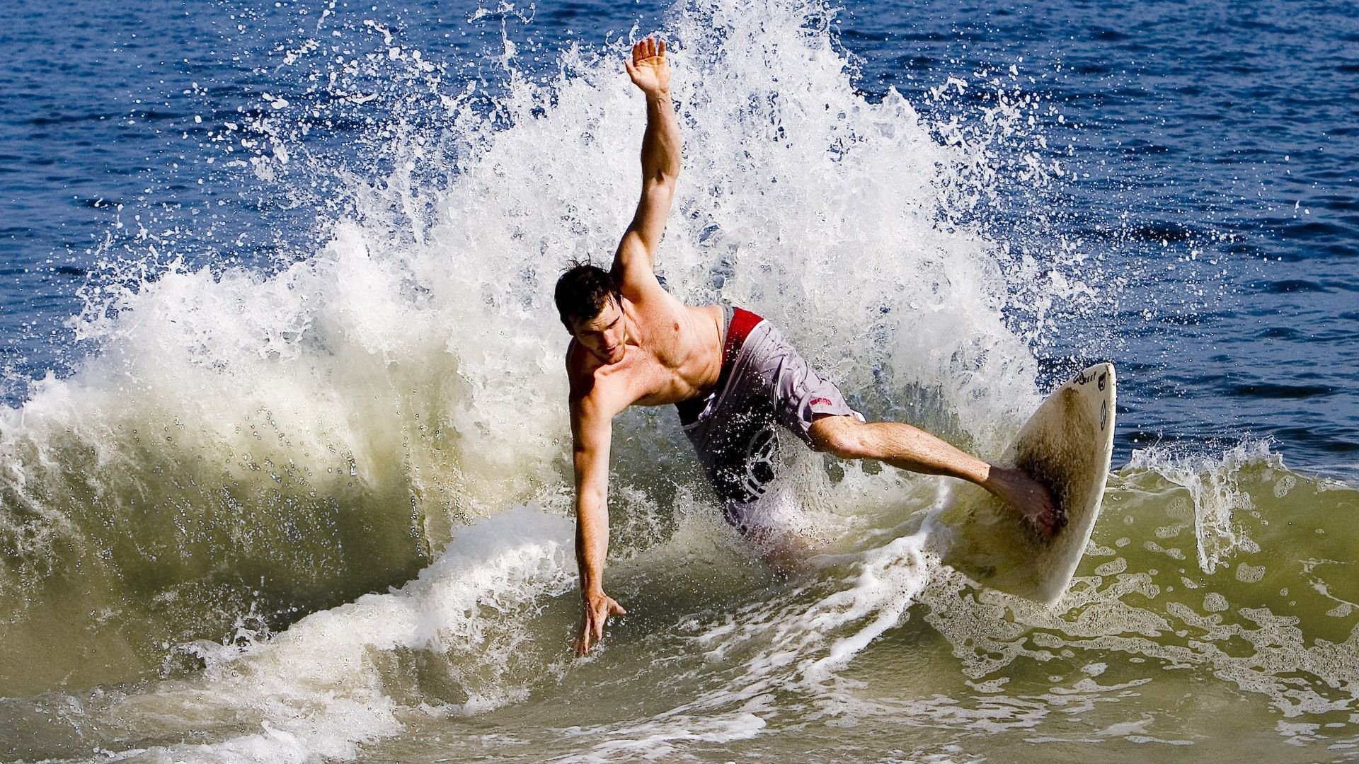 赛道上的心跳时刻,法拉利险胜红牛二队,汉密尔顿惊艳四座